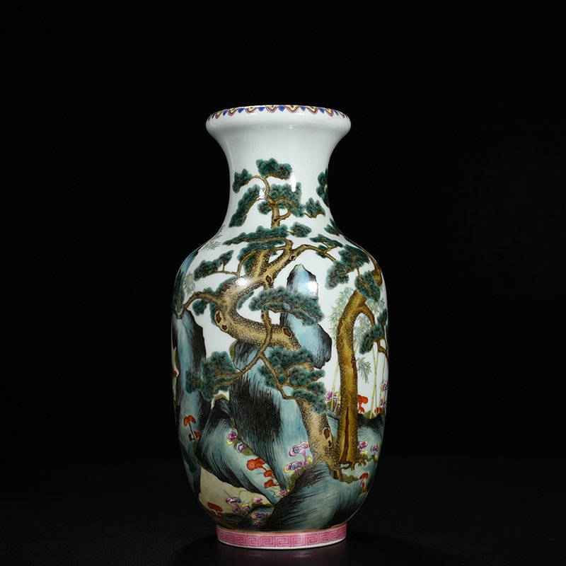 Qing Dynasty Qianlong famille rose Ganoderma lucidum pine and bamboo pattern bottle