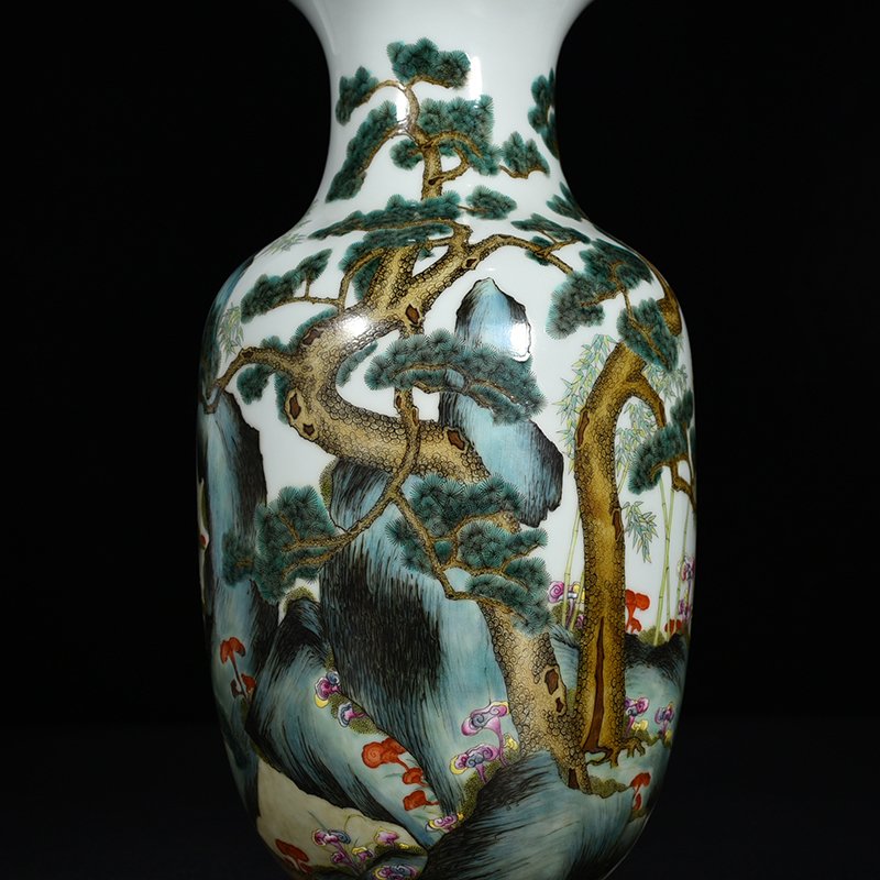 Qing Dynasty Qianlong famille rose Ganoderma lucidum pine and bamboo pattern bottle
