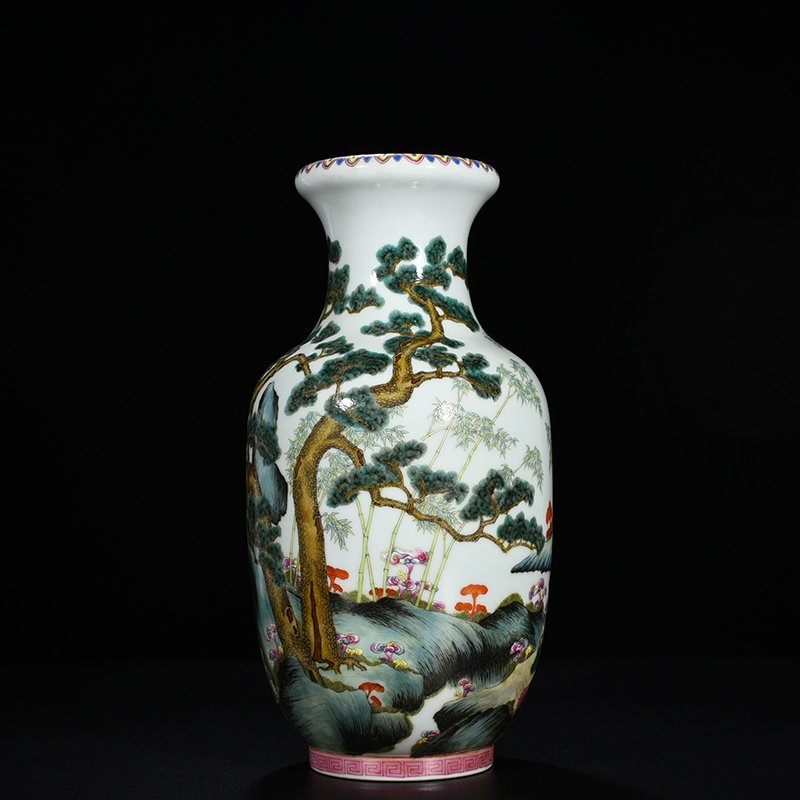Qing Dynasty Qianlong famille rose Ganoderma lucidum pine and bamboo pattern bottle