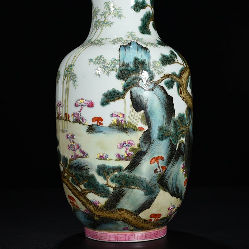 Qing Dynasty Qianlong famille rose Ganoderma lucidum pine and bamboo pattern bottle