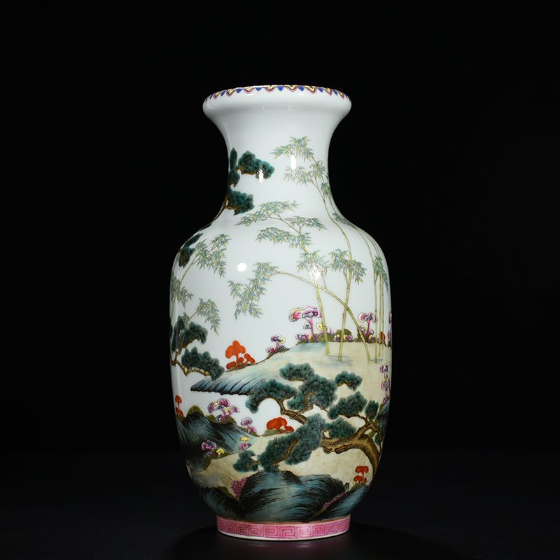 Qing Dynasty Qianlong famille rose Ganoderma lucidum pine and bamboo pattern bottle