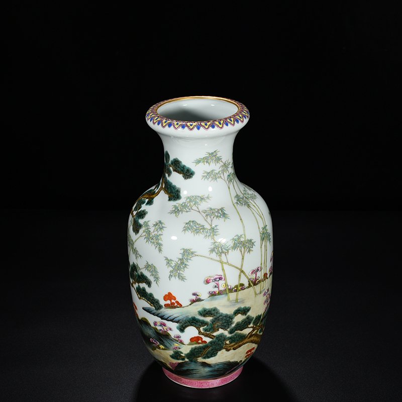 Qing Dynasty Qianlong famille rose Ganoderma lucidum pine and bamboo pattern bottle