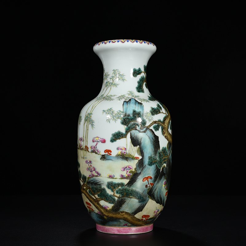 Qing Dynasty Qianlong famille rose Ganoderma lucidum pine and bamboo pattern bottle