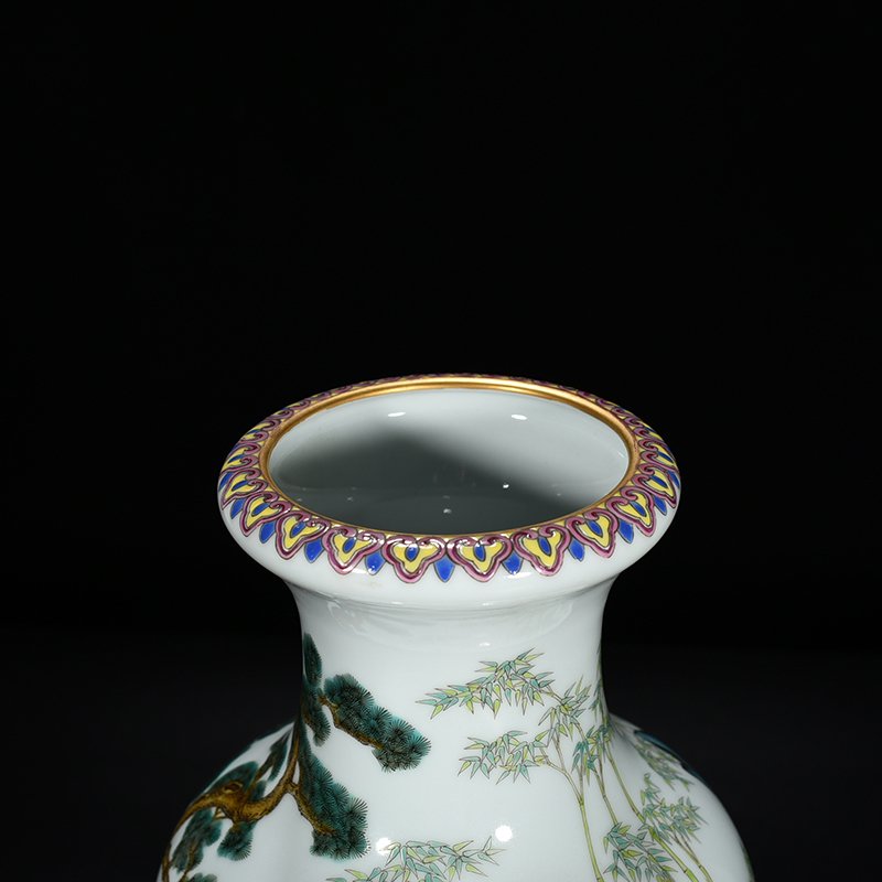 Qing Dynasty Qianlong famille rose Ganoderma lucidum pine and bamboo pattern bottle