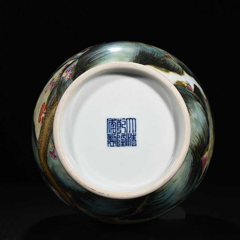 Qing Dynasty Qianlong famille rose Ganoderma lucidum pine and bamboo pattern bottle