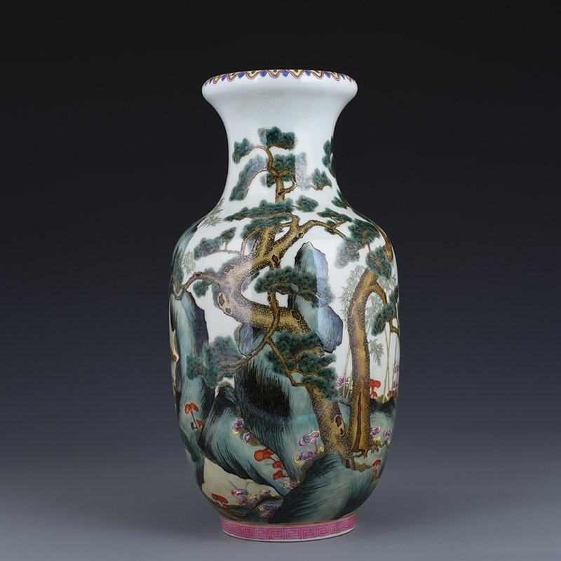 Qing Dynasty Qianlong pastel Ganoderma lucidum pine and bamboo pattern bottle