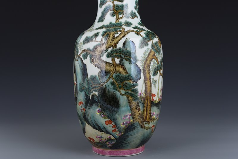 Qing Dynasty Qianlong pastel Ganoderma lucidum pine and bamboo pattern bottle