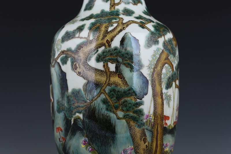 Qing Dynasty Qianlong pastel Ganoderma lucidum pine and bamboo pattern bottle