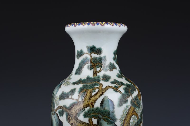 Qing Dynasty Qianlong pastel Ganoderma lucidum pine and bamboo pattern bottle