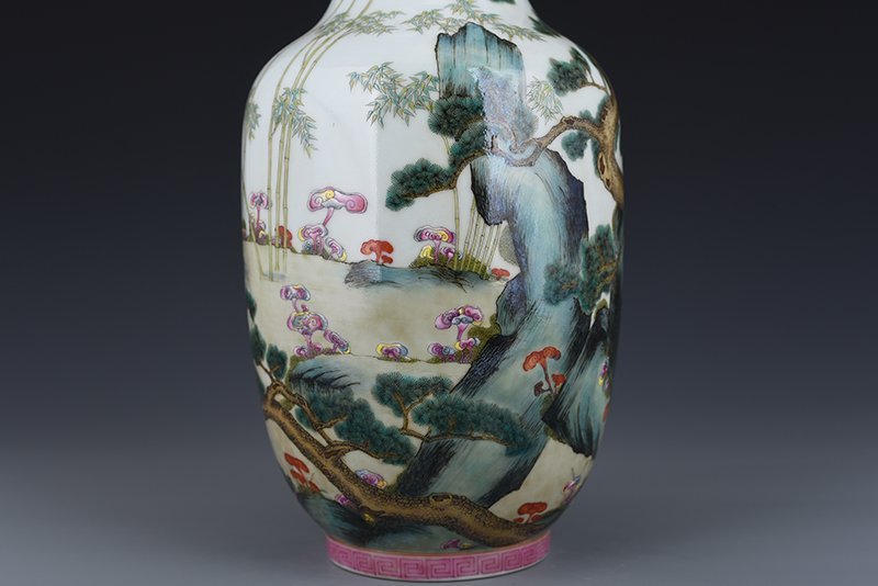 Qing Dynasty Qianlong pastel Ganoderma lucidum pine and bamboo pattern bottle