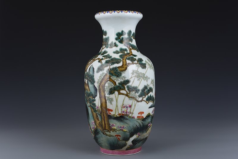 Qing Dynasty Qianlong pastel Ganoderma lucidum pine and bamboo pattern bottle