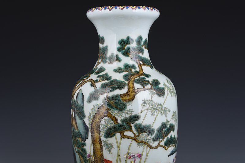 Qing Dynasty Qianlong pastel Ganoderma lucidum pine and bamboo pattern bottle