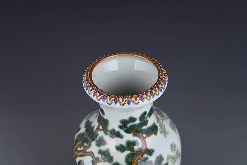 Qing Dynasty Qianlong pastel Ganoderma lucidum pine and bamboo pattern bottle