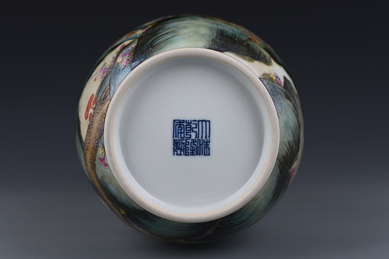 Qing Dynasty Qianlong pastel Ganoderma lucidum pine and bamboo pattern bottle