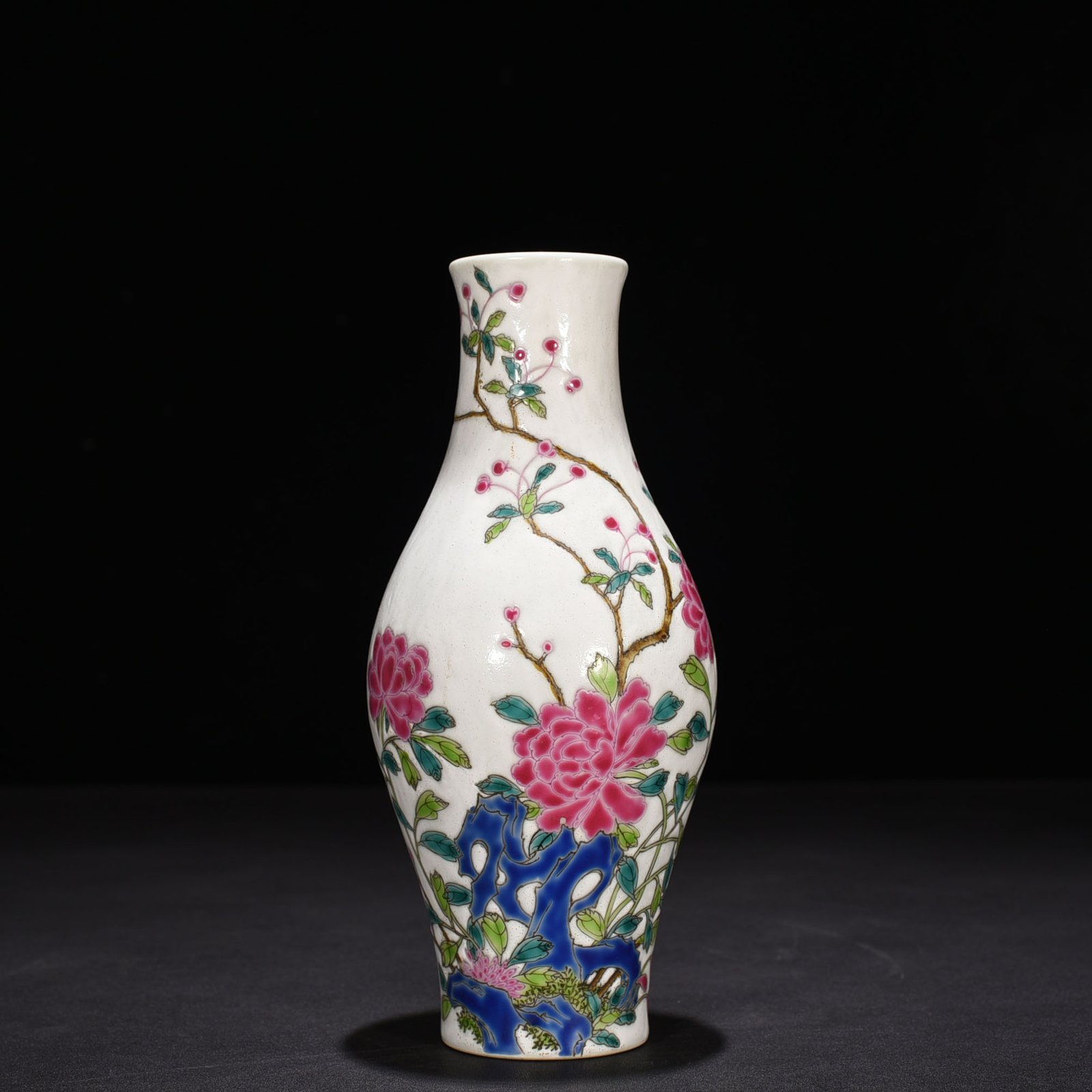 Qing Dynasty Qianlong pastel peony flower pattern olive vase