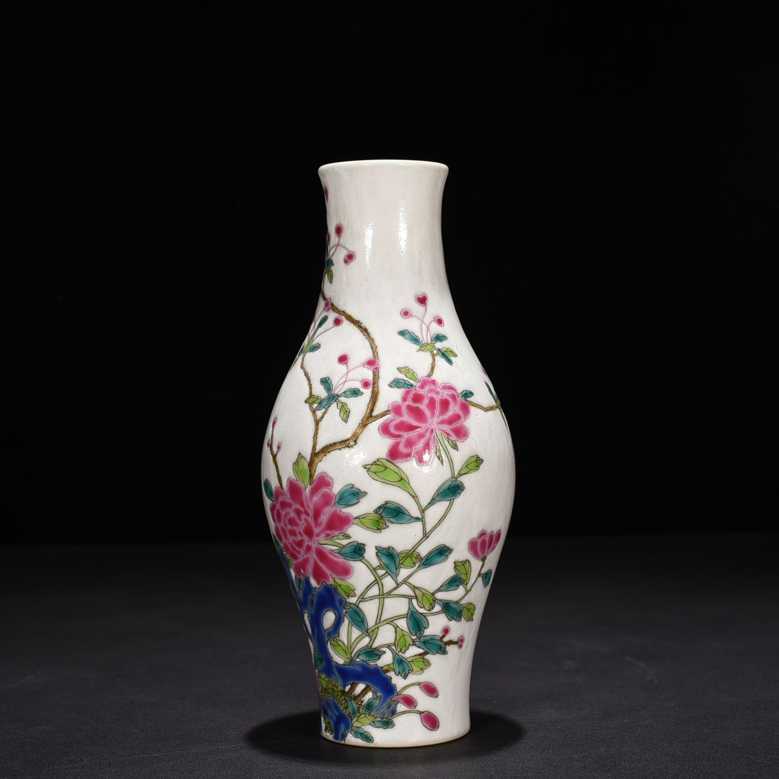 Qing Dynasty Qianlong pastel peony flower pattern olive vase