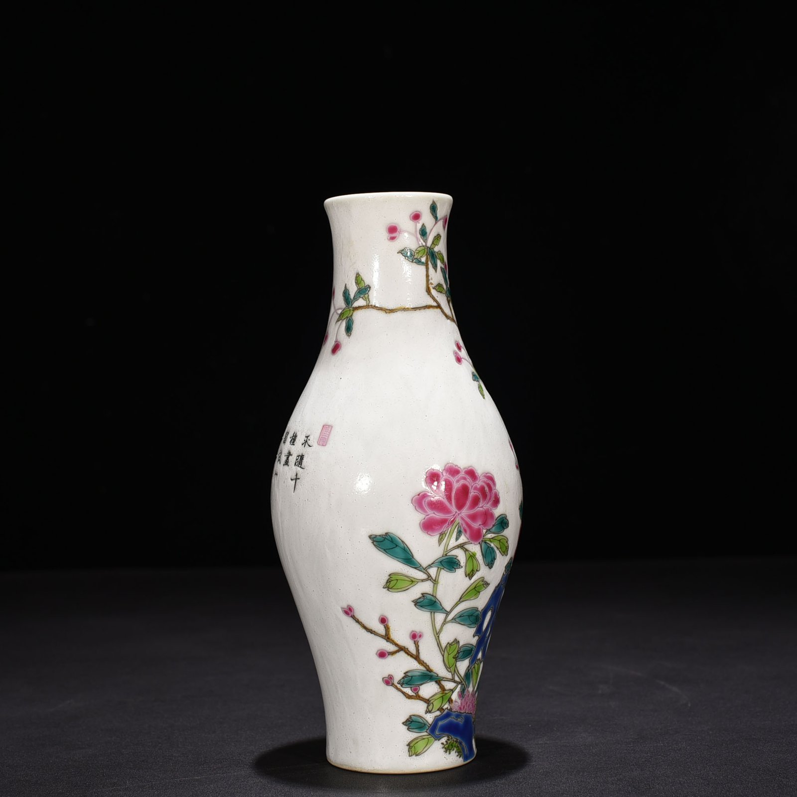 Qing Dynasty Qianlong pastel peony flower pattern olive vase