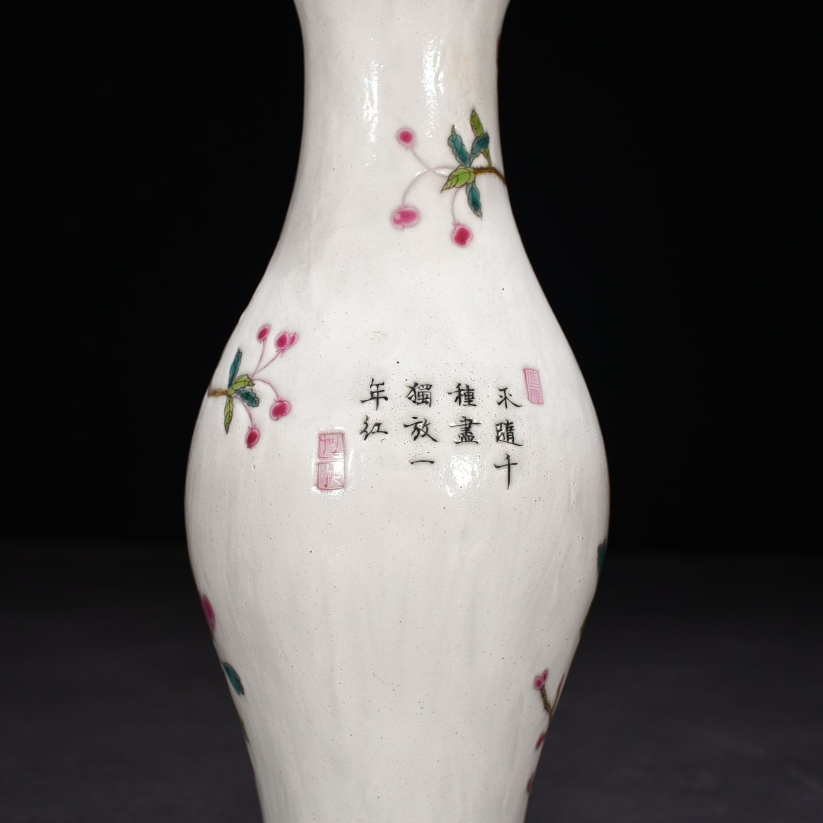 Qing Dynasty Qianlong pastel peony flower pattern olive vase