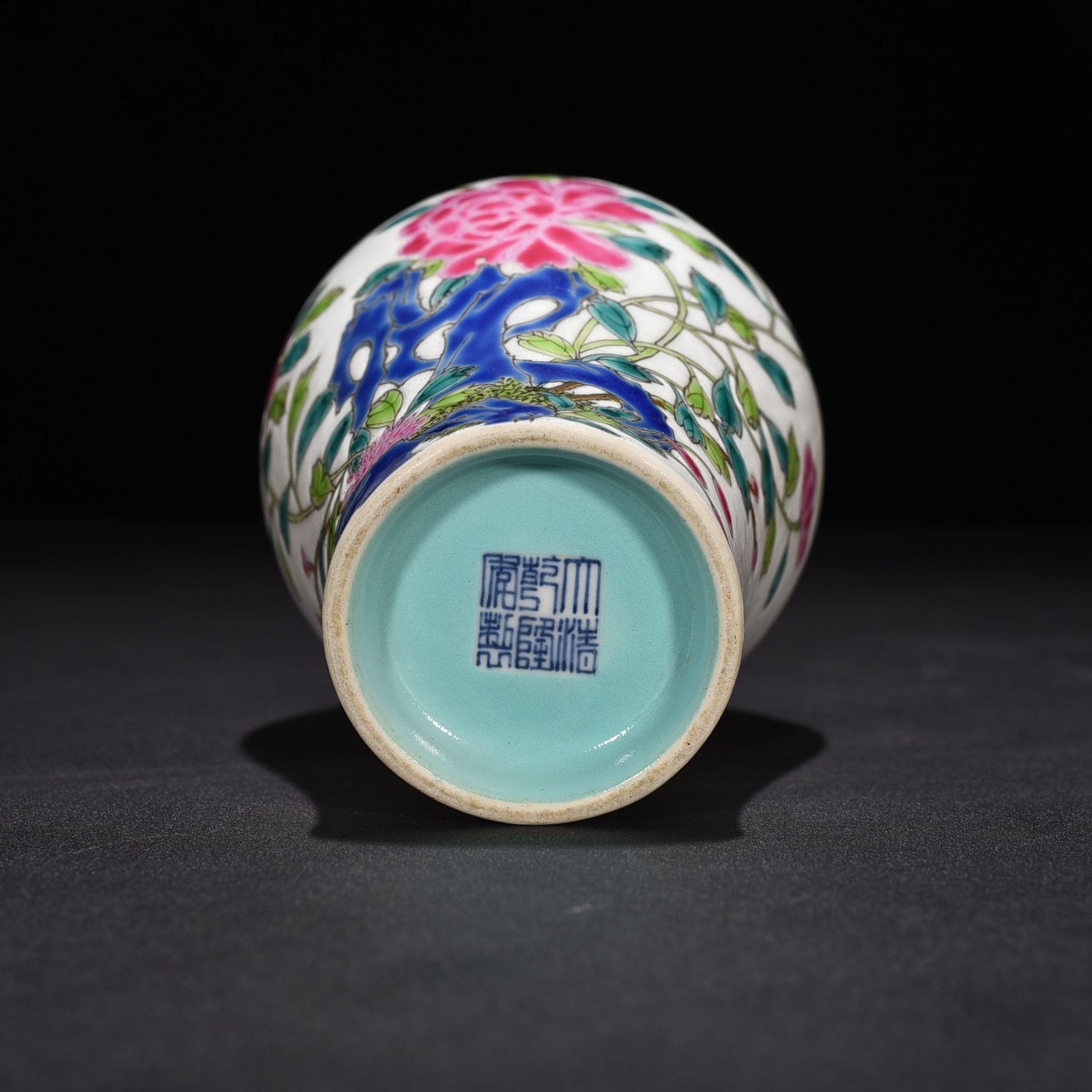 Qing Dynasty Qianlong pastel peony flower pattern olive vase