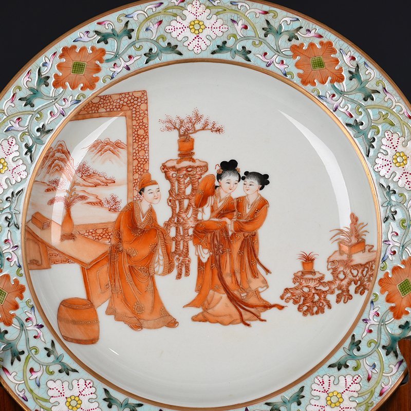 Qing Dynasty Qianlong famille rose alum red gilt plate with character and story patterns