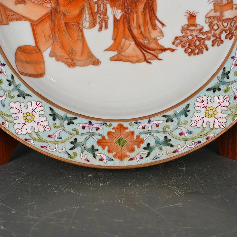 Qing Dynasty Qianlong famille rose alum red gilt plate with character and story patterns