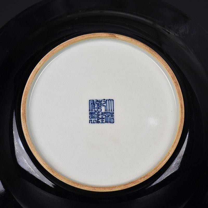 Qing Dynasty Qianlong famille rose alum red gilt plate with character and story patterns