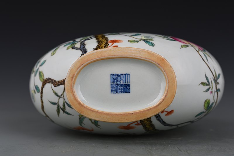 Qing Dynasty Qianlong pastel Fushou Sanduo pattern amphorae flat bottle