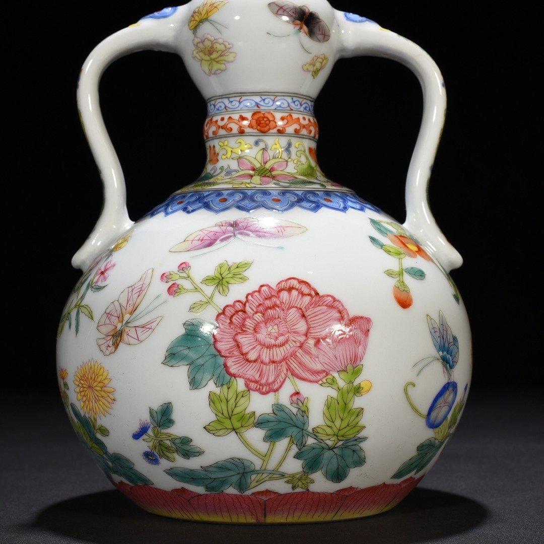 Qing Dynasty Qianlong pastel flower pattern Ruyi ear garlic vase
