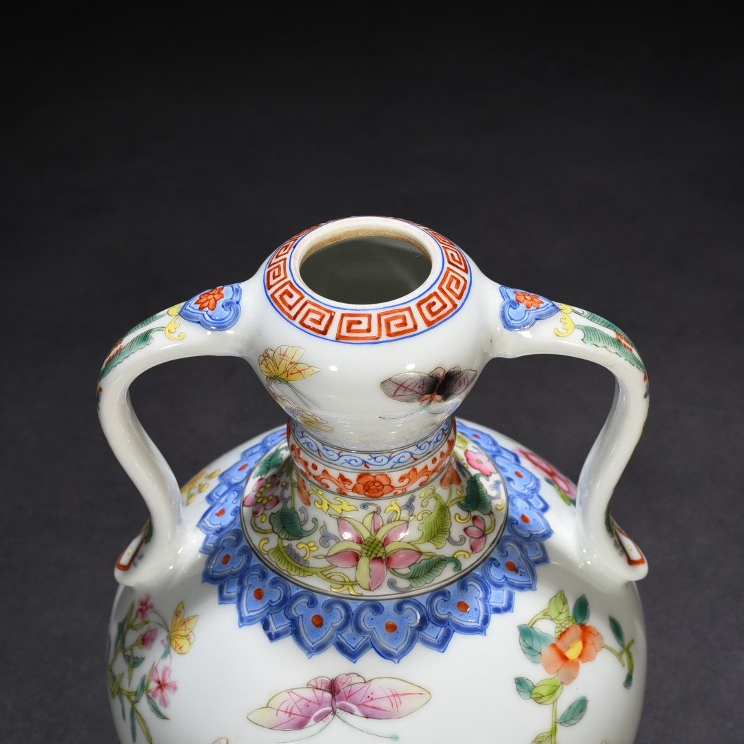 Qing Dynasty Qianlong pastel flower pattern Ruyi ear garlic vase