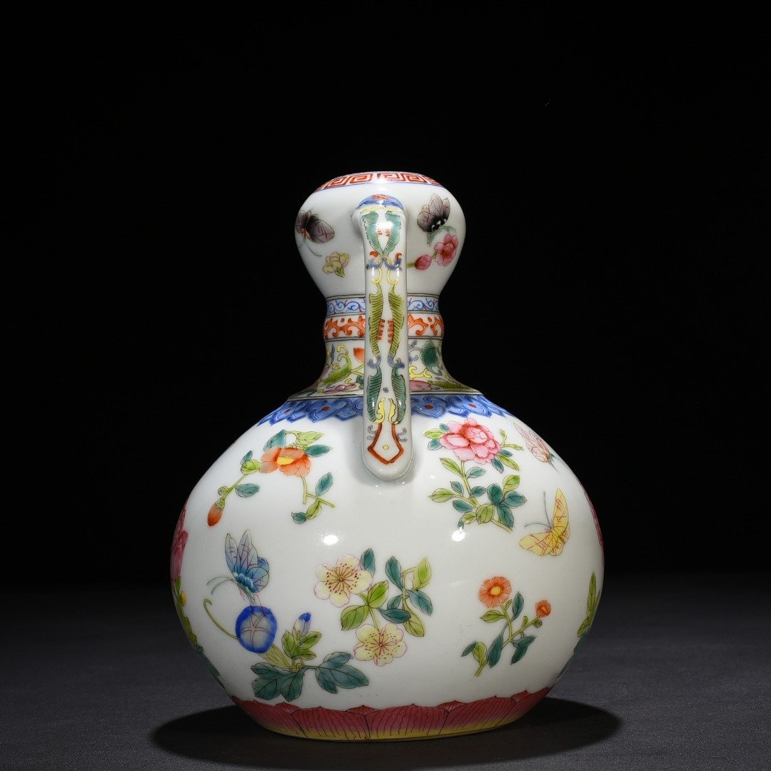 Qing Dynasty Qianlong pastel flower pattern Ruyi ear garlic vase