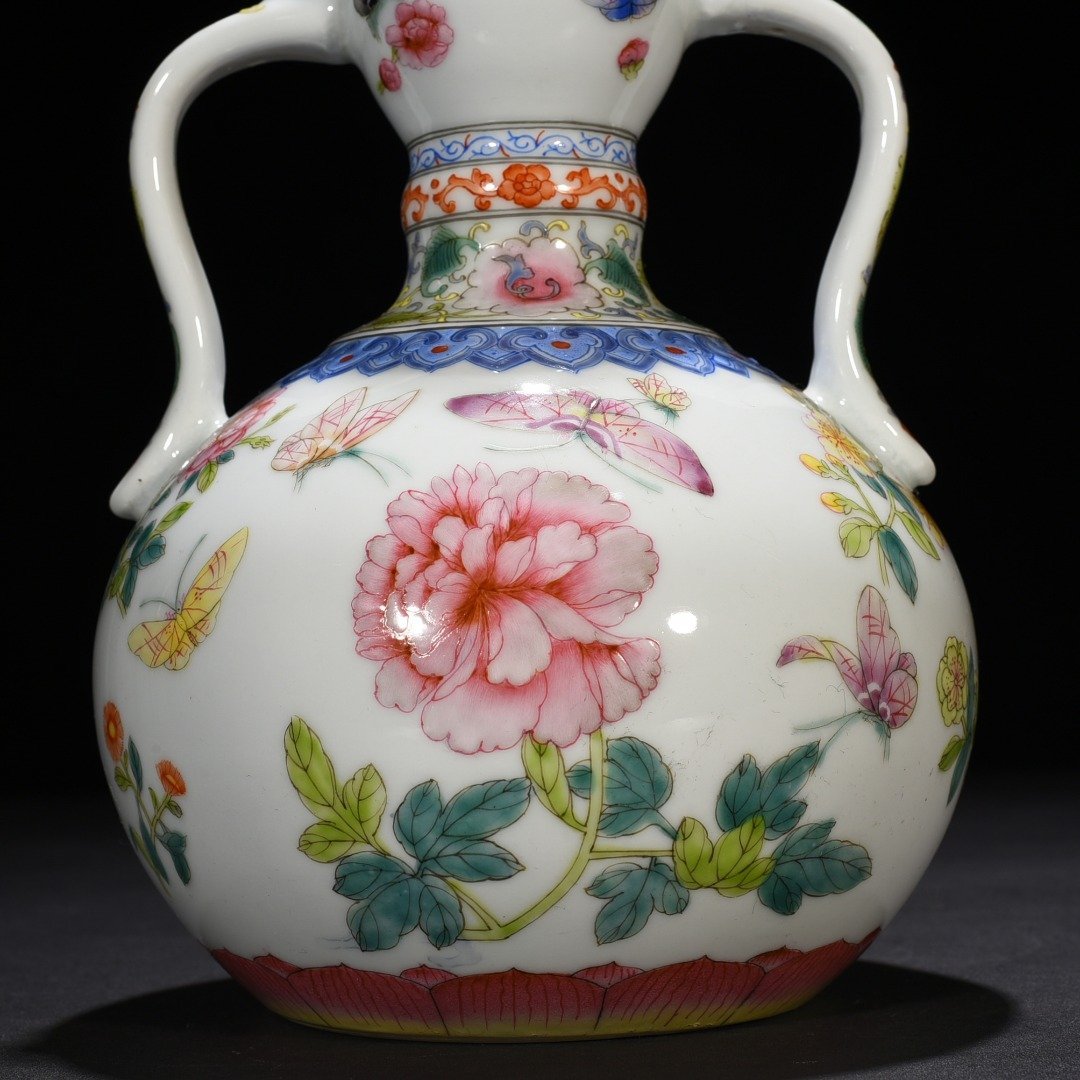 Qing Dynasty Qianlong pastel flower pattern Ruyi ear garlic vase