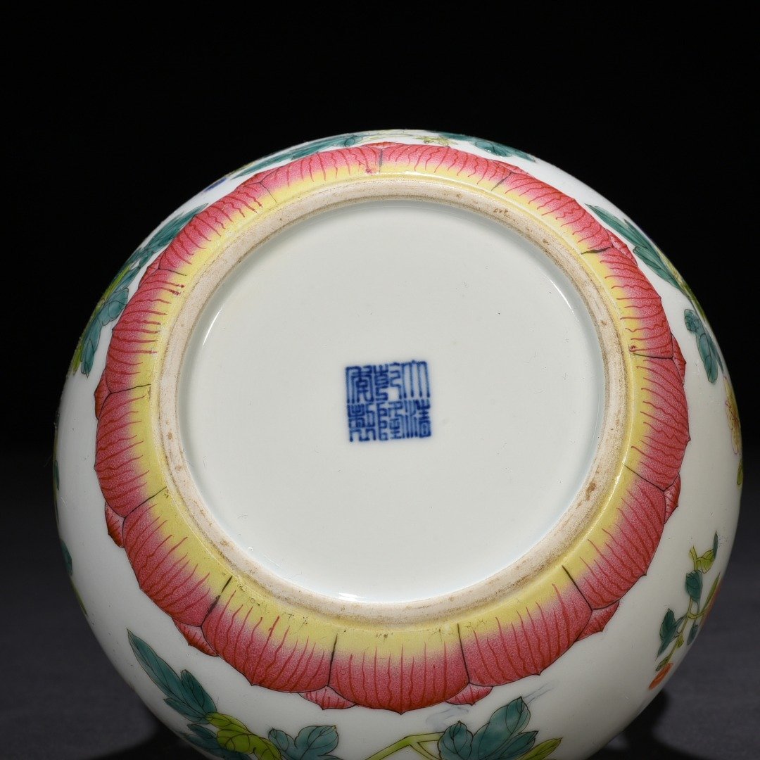 Qing Dynasty Qianlong pastel flower pattern Ruyi ear garlic vase