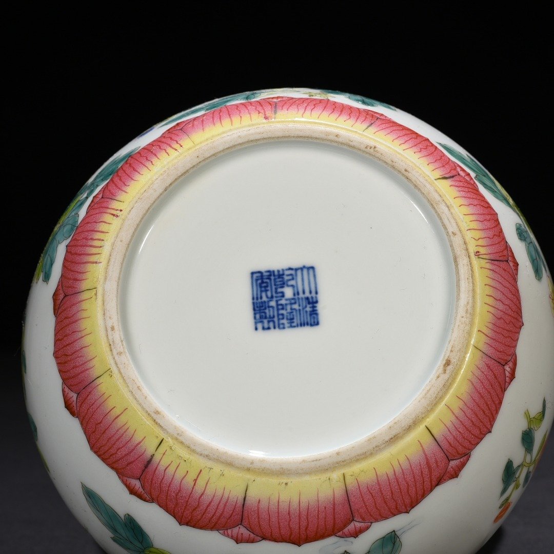 Qing Dynasty Qianlong pastel flower pattern Ruyi ear garlic vase