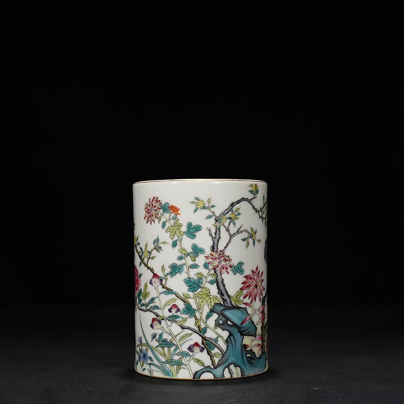 Qing Dynasty Qianlong pastel flower pattern pen holder