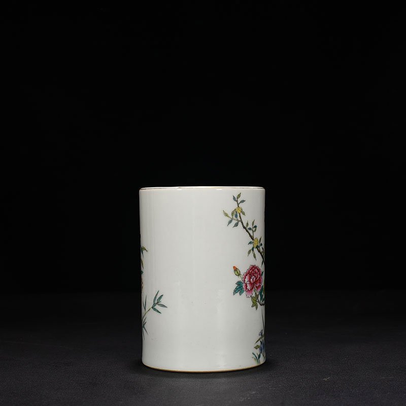 Qing Dynasty Qianlong pastel flower pattern pen holder