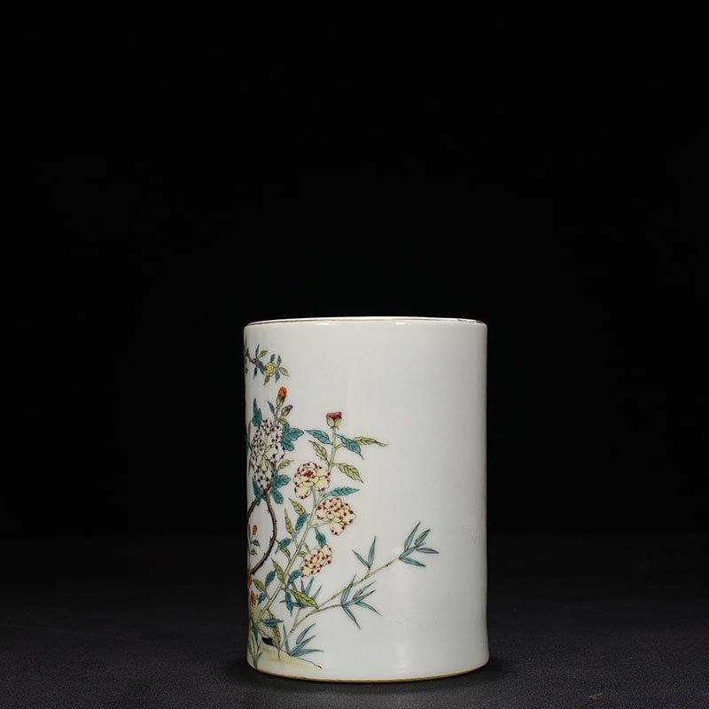 Qing Dynasty Qianlong pastel flower pattern pen holder