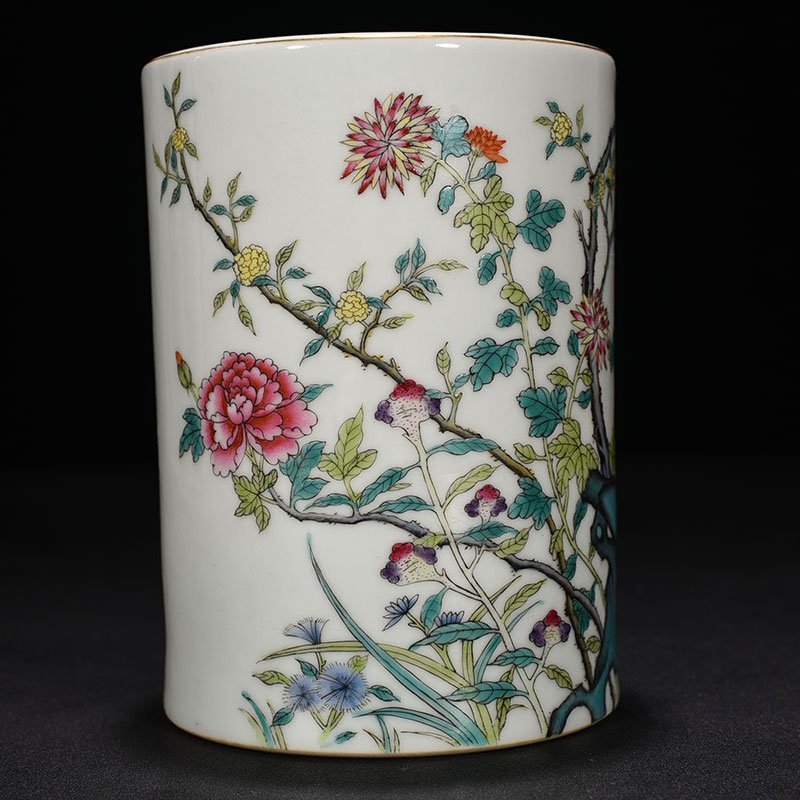 Qing Dynasty Qianlong pastel flower pattern pen holder
