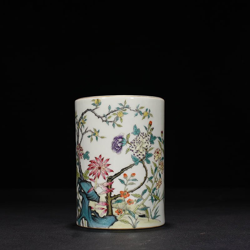 Qing Dynasty Qianlong pastel flower pattern pen holder
