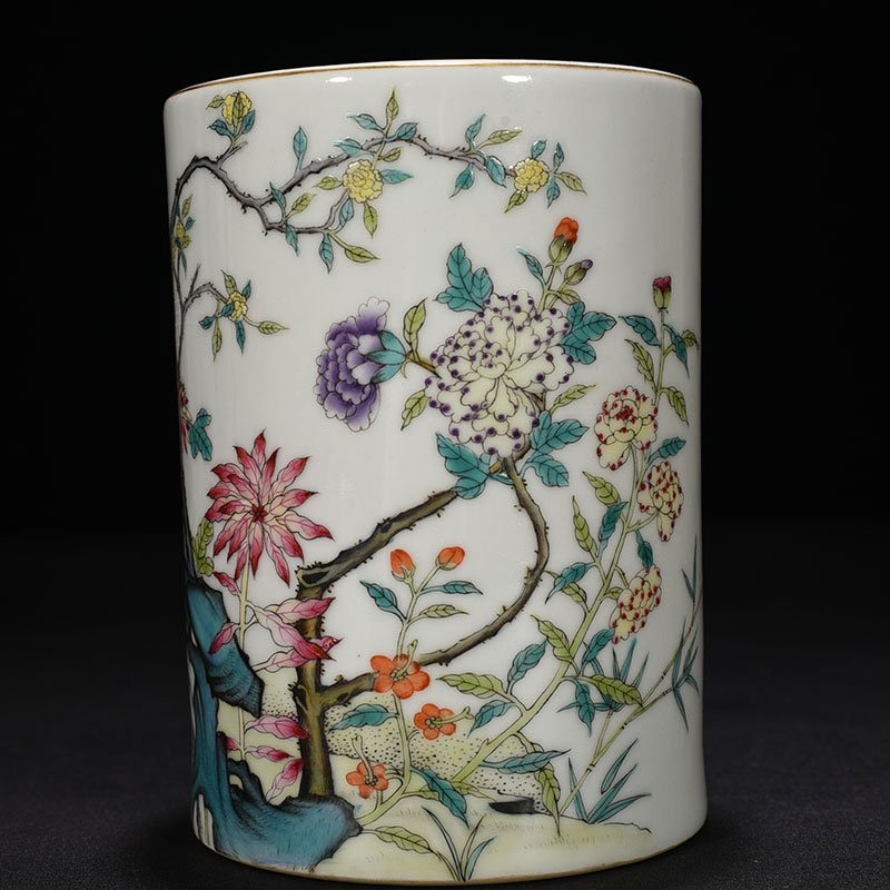 Qing Dynasty Qianlong pastel flower pattern pen holder
