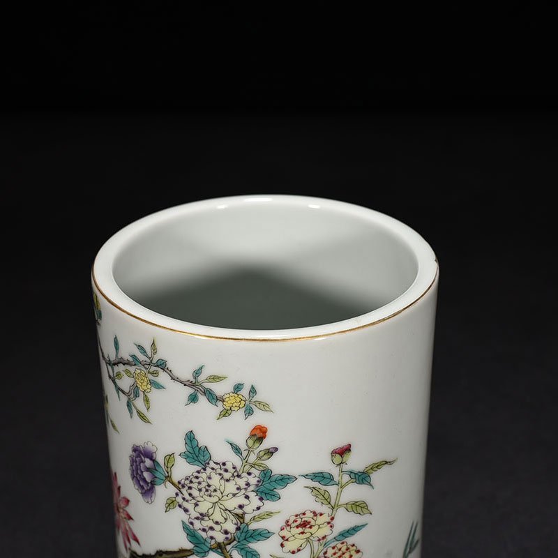 Qing Dynasty Qianlong pastel flower pattern pen holder