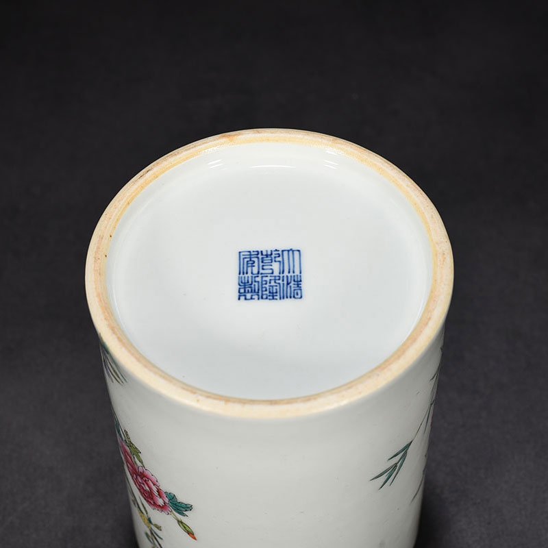 Qing Dynasty Qianlong pastel flower pattern pen holder