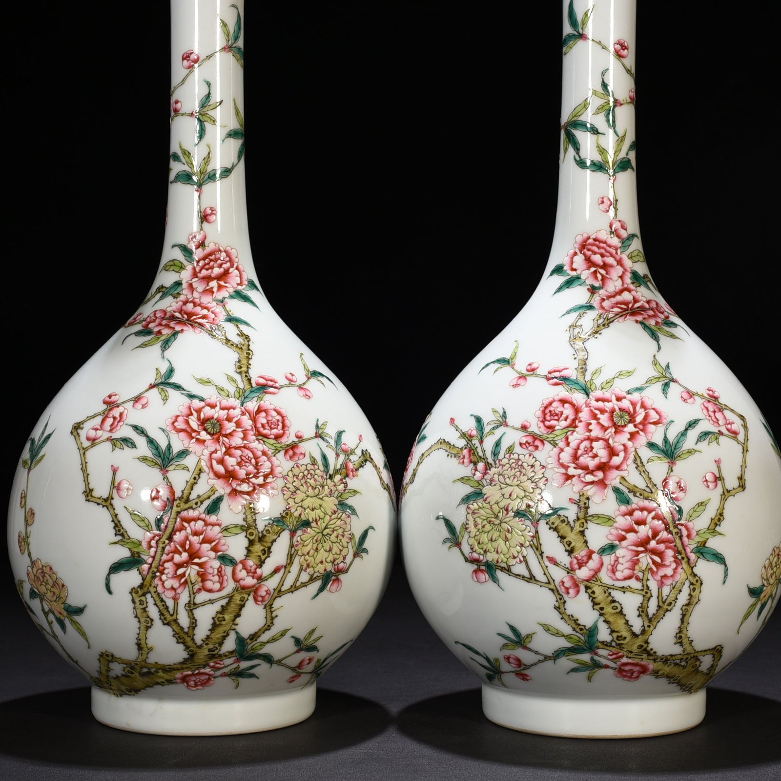 Qing Dynasty Qianlong pastel flower pattern vase