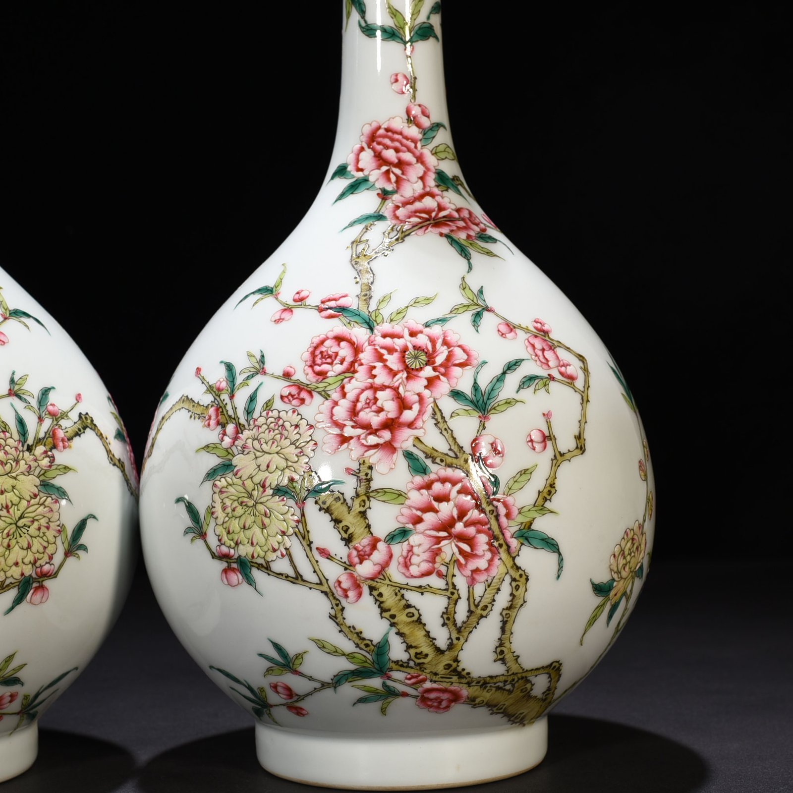 Qing Dynasty Qianlong pastel flower pattern vase