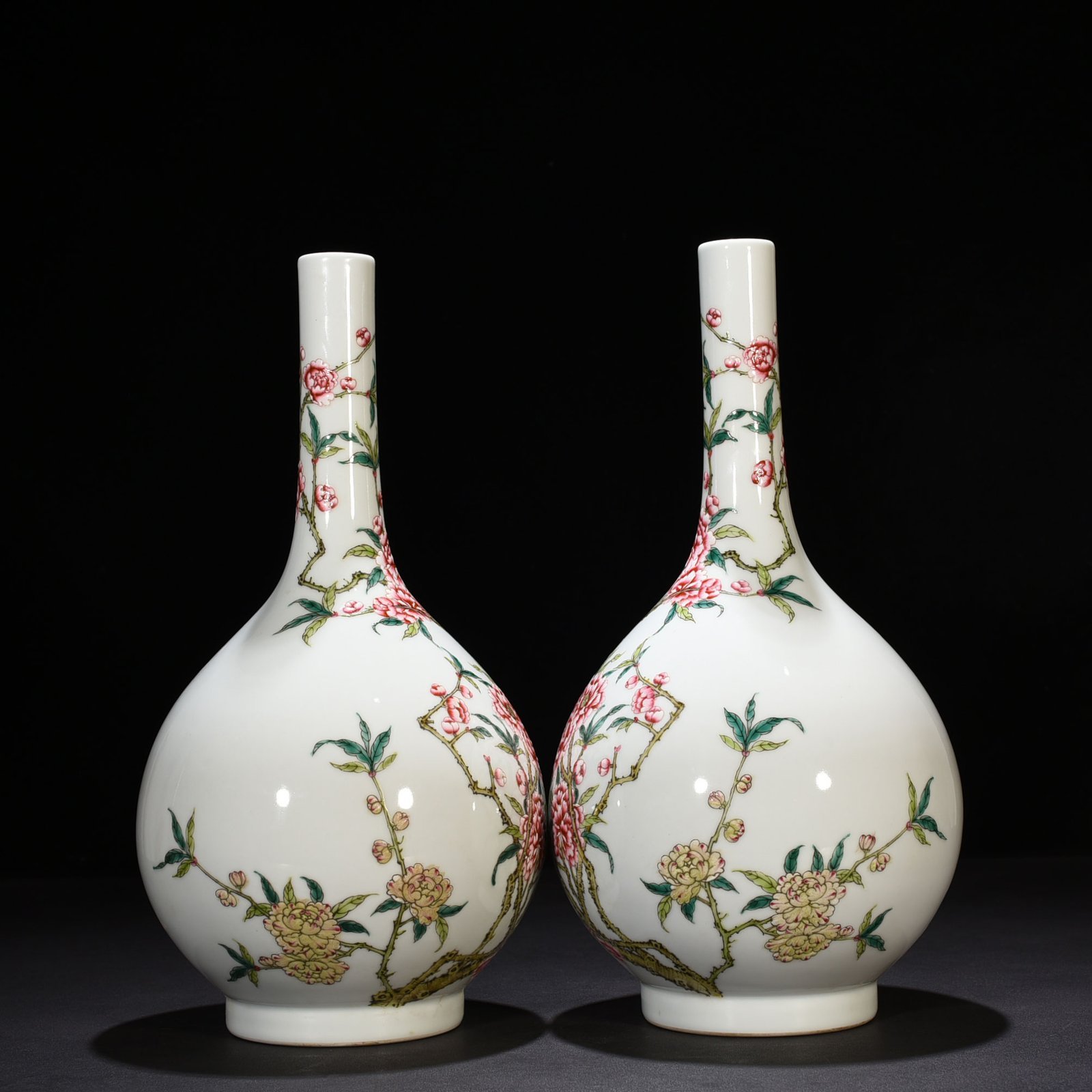 Qing Dynasty Qianlong pastel flower pattern vase