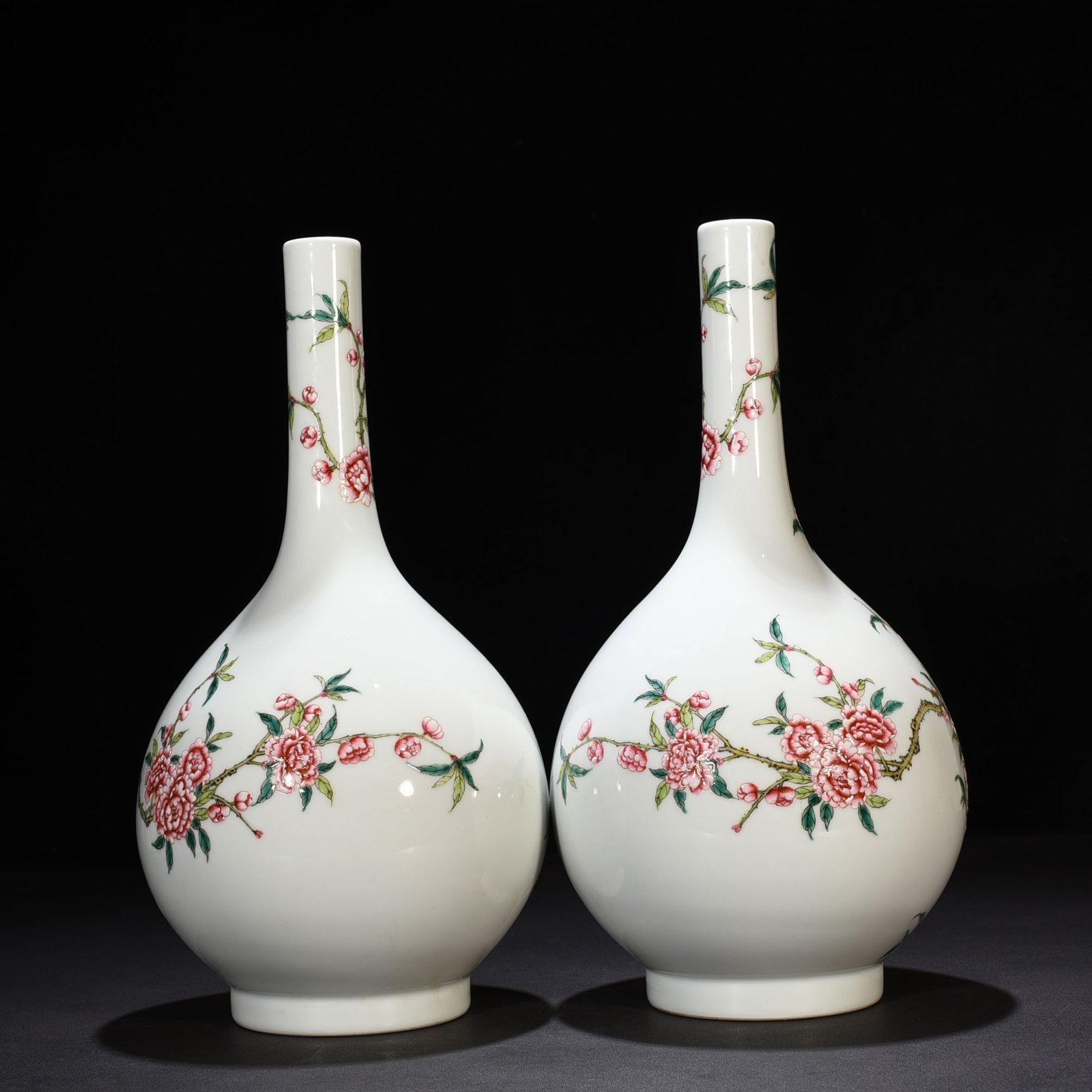 Qing Dynasty Qianlong pastel flower pattern vase