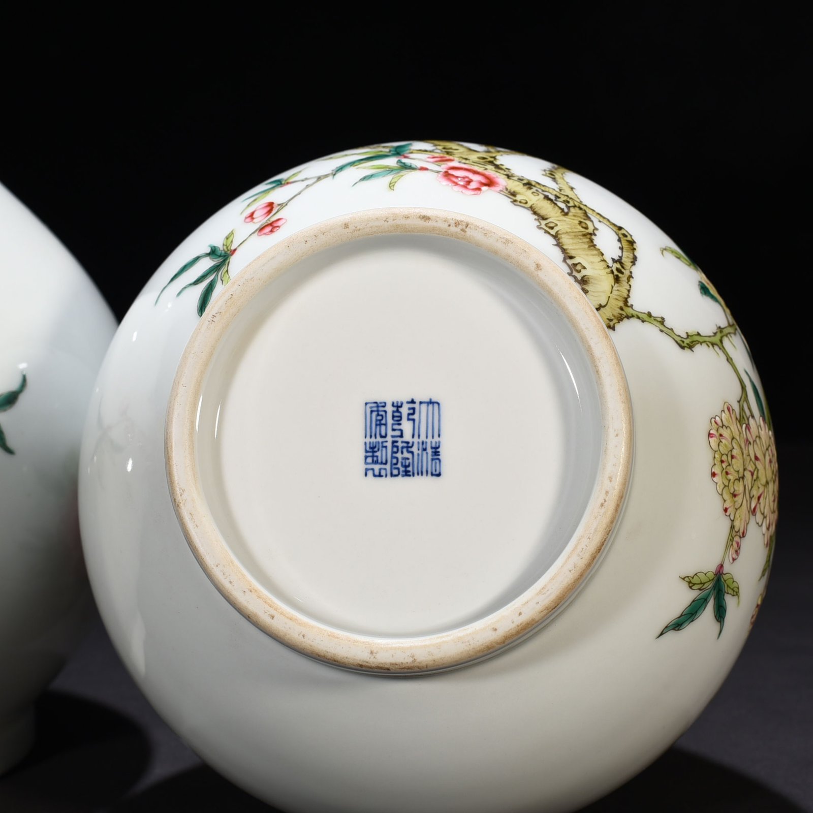 Qing Dynasty Qianlong pastel flower pattern vase