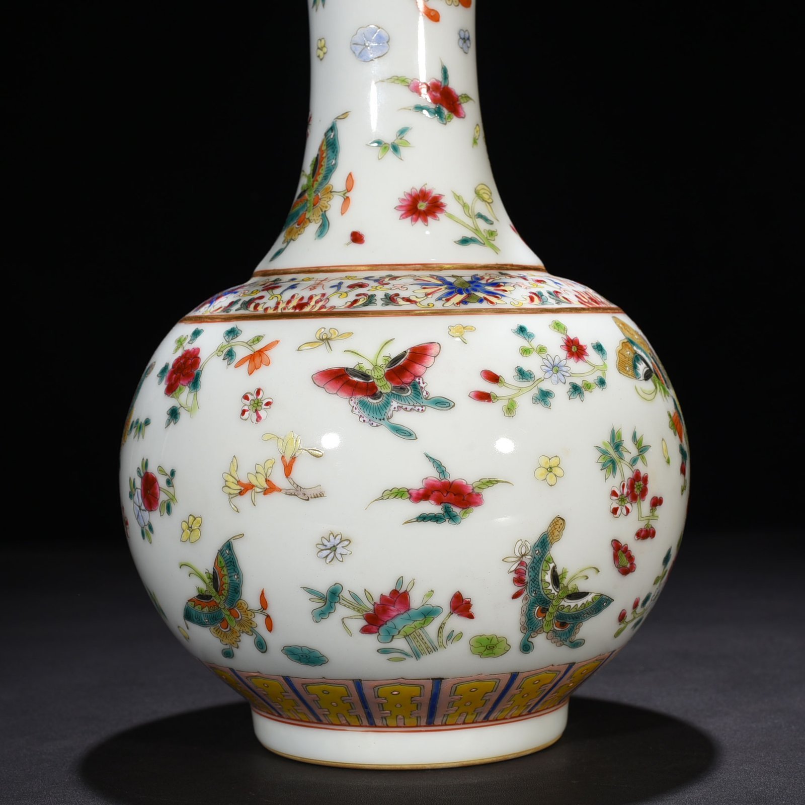 Qing Dynasty Qianlong pastel butterfly love pattern vase