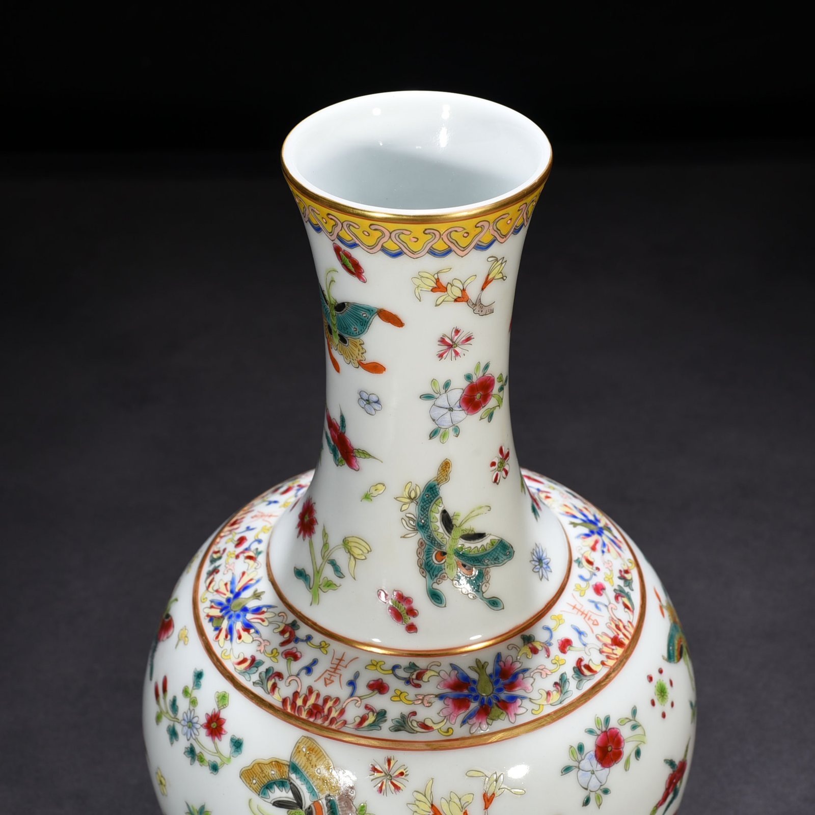 Qing Dynasty Qianlong pastel butterfly love pattern vase