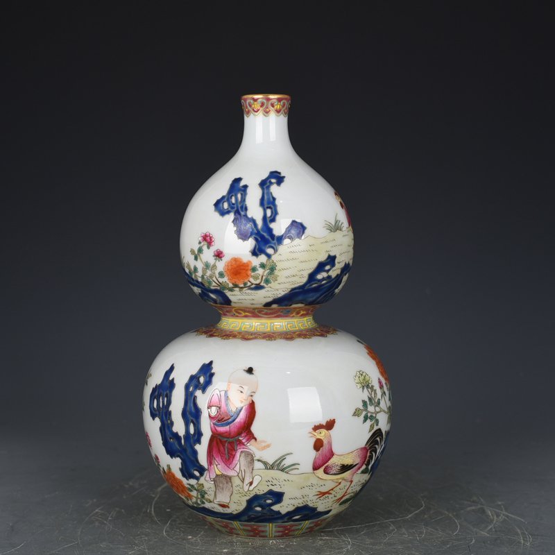 Qing Dynasty Qianlong pastel Jia Chang cockfighting character gourd vase