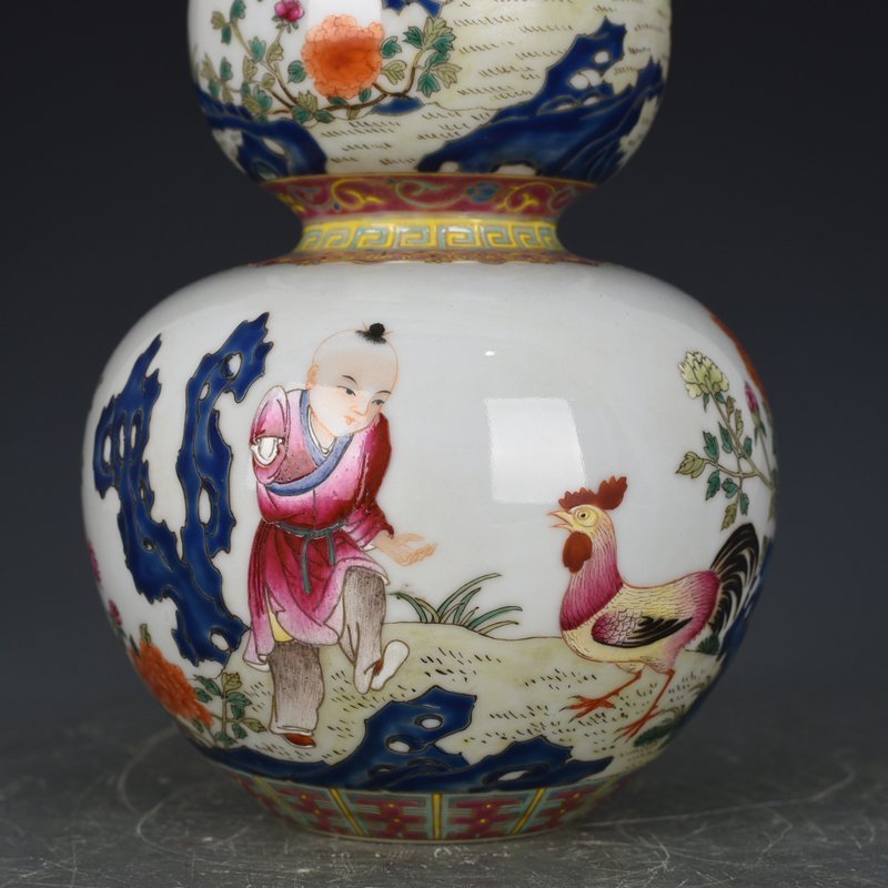 Qing Dynasty Qianlong pastel Jia Chang cockfighting character gourd vase